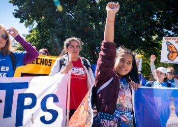ARCHIVO: Decenas de manifestantes marcharon frente a la Casa Blanca para pedir la extensión del TPS, el 23 de septiembre de 2022.