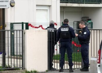 Una madre en Francia fue condenada a 18 meses de prisión por dejar a su hijo de nueve años completamente solo en un departamento entre 2020 y 2022. EFE/EPA/Christophe Petit Tesson/Archivo