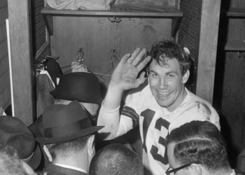 ARCHIVO - Foto del 27 de diciembre de 1964, el quarterback de los Browns de Cleveland Frank Ryan hace un gesto a la cámara mientras habla con reporteros tras superar a los Colts de Indianápolis por el título. El martes 2 de enero del 2024 anuncian el fallecimiento de Frank Ryan. (AP FotoArchivo)