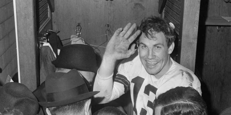 ARCHIVO - Foto del 27 de diciembre de 1964, el quarterback de los Browns de Cleveland Frank Ryan hace un gesto a la cámara mientras habla con reporteros tras superar a los Colts de Indianápolis por el título. El martes 2 de enero del 2024 anuncian el fallecimiento de Frank Ryan. (AP FotoArchivo)