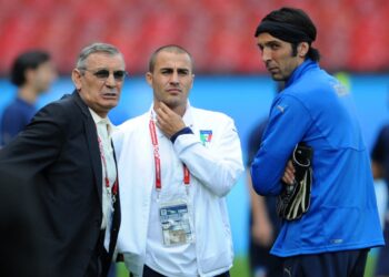 (FILES) Former Italian player Luigi 'Gigi' Riva (L) speaks with Italian national team players Fabio Cannavaro (C) and goalkeeper  Gianluigi Buffon (R) during a training session in Zurich on June 12, 2008 on the eve of their match against Romania for the Euro 2008 championship. Italian former football player Luigi 'Gigi' Riva has died aged 79 on January 22, 2024 in Cagliari according to Italian football federation. (Photo by Pierre-Philippe MARCOU / AFP)