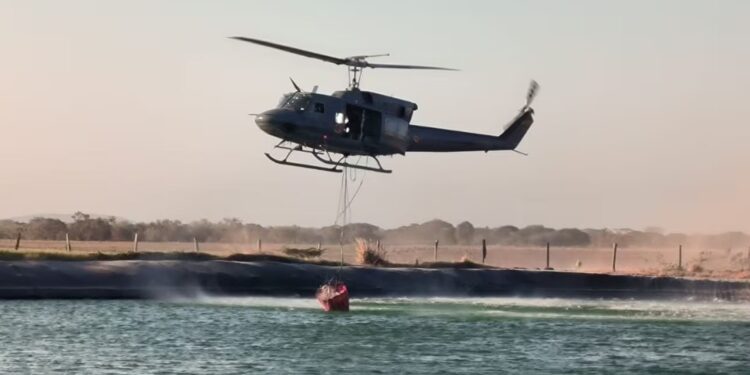 Helicóptero con el sistema Bambi Bucket. Foto Cortesía de la Fuerza Aeroespacial.
