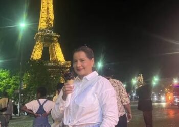 Inda Peñarrieta posa frente a la Torre Eiffel en París, durante su viaje por Europa en el 2023. (Redes sociales/Ecuavisa)