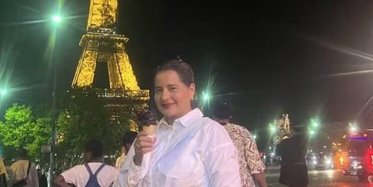 Inda Peñarrieta posa frente a la Torre Eiffel en París, durante su viaje por Europa en el 2023. (Redes sociales/Ecuavisa)