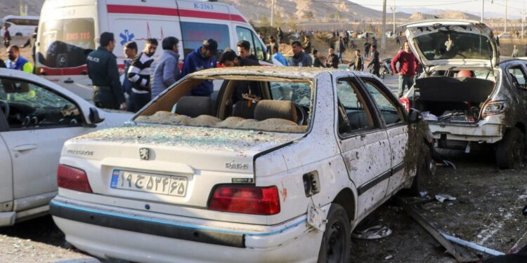 Kerman (Iran (islamic Republic Of)), 03/01/2024.- Damaged cars are seen as people try to help victims after an explosion next to the tomb of Iran's Revolutionary Guards chief of foreign operations in the Saheb al-Zaman mosque in the southern city of Kerman, Iran 03 January 2024. On the fourth anniversary of the US-initiated assassination of Iranian General Qasem Soleimani, two bomb explosions have killed at least 103 people and another 171 people were wounded close to his mausoleum, according to Iranian official television. As part of a ceremony to honor General Soleimani, who was killed in a US drone strike in neighboring Iraq in 2020, hundreds of people were on their way towards the grave on 03 January. EFE/EPA/TASNIM NEWS AGENCY