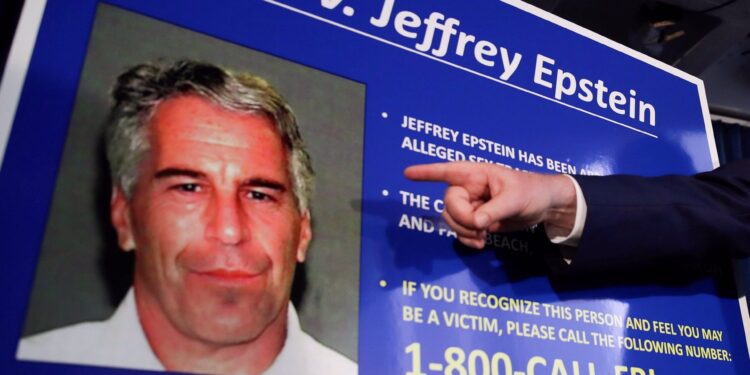 Vista de la ficha criminal del financiero estadounidense Jeffrey Epstein, en una fotografía de archivo. EFE/Jason Szenes