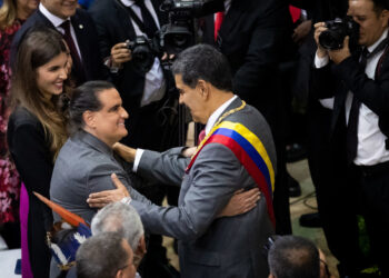AME082. CARACAS (VENEZUELA), 15/01/2024.- El presidente venezolano, Nicolás Maduro (c), saluda al empresario colombiano Alex Saab (i), liberado recientemente por EE.UU. en un acuerdo con el Gobierno venezolano, antes de presentar su rendición de cuentas ante la Asamblea Nacional (AN, Parlamento), de contundente mayoría oficialista, hoy, en Caracas (Venezuela). Maduro ofreció este lunes su mensaje anual ante el Parlamento, controlado por el oficialismo, donde rindió cuentas de su gestión durante 2023 y los planes para 2024, cuando el país celebrará elecciones presidenciales. Entre otros temas, el mandatario venezolano se refirió a la conmemoración del Día del Maestro en el país y las sanciones de Estados Unidos. EFE/ Rayner Peña R.
