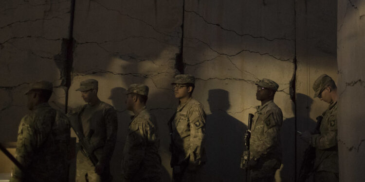 Militares estadounidenses hacen cola para la cena de Acción de Gracias en una base aérea en Irak, el 24 de noviembre de 2016.
Felipe Dana / AP