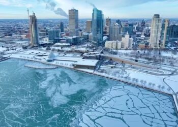 Una vista aérea del centro cubierto de nieve, en Milwaukee, Wisconsin, EE. UU., el 18 de enero de 2024, en esta imagen obtenida de un video de las redes sociales. Isaac Rowlett Media/vía REUTERS