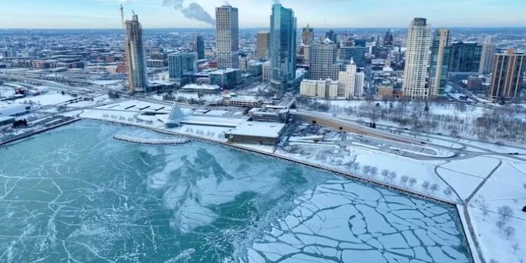 Una vista aérea del centro cubierto de nieve, en Milwaukee, Wisconsin, EE. UU., el 18 de enero de 2024, en esta imagen obtenida de un video de las redes sociales. Isaac Rowlett Media/vía REUTERS