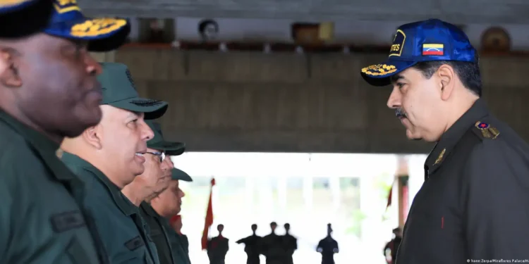 Nicolás Maduro (der.) saluda a mandos militares de su país (foto de archivo).