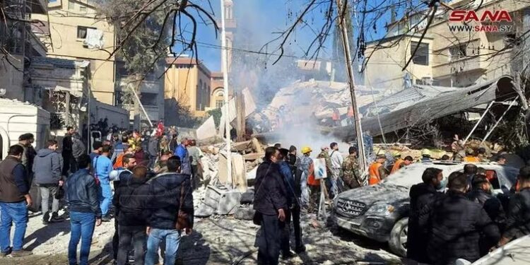 Personas inspeccionan los daños en el lugar de un ataque israelí, según fuentes, en el barrio de Mazzeh de Damasco, Siria (SANA/Handout via REUTERS)