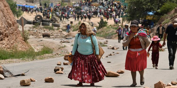-FOTODELDÍA- AME1691. SANTA CRUZ (BOLIVIA), 23/01/2024.- Afines al expresidente de Bolivia Evo Morales (2006-2019) bloquean una carretera como medida de presión exigiendo la renuncia de magistrados hoy, en Cochabamba (Bolivia.) Los partidarios del expresidente de Bolivia Evo Morales (2006-2019) reforzaron este martes los bloqueos de caminos en varios puntos del país, con los que exigen la renuncia de los magistrados que extendieron su mandato, luego del aplazamiento de los comicios judiciales que debían celebrarse el año pasado. EFE/Jorge Abrego