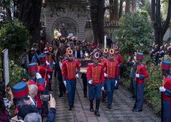 La guardia presidencial entra al Museo Quinta de Bolívar cargando la espada del caudillo.
NATHALIA ANGARITA