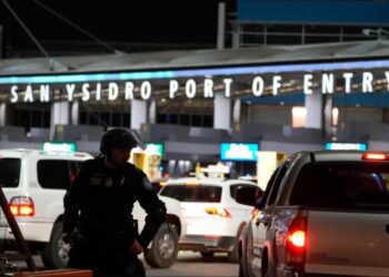 ARCHIVO - Un funcionario de Aduanas y Protección Fronteriza de EEUU se encuentra entre los carriles de automóviles que ingresan al puerto de entrada de San Ysidro el jueves 11 de mayo de 2023 en Tijuana, México.