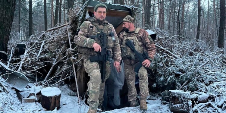 El comandante Nafania (izquierda) y un compañero de su brigada, en el frente de Kupiansk.
MARÍA SAHUQUILLO
