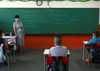 Una clase en una escuela de Sao Paulo en 2020. Los datos mostraron el daño educativo para los jóvenes desencadenado por la pandemia (REUTERS/Amanda Perobelli)