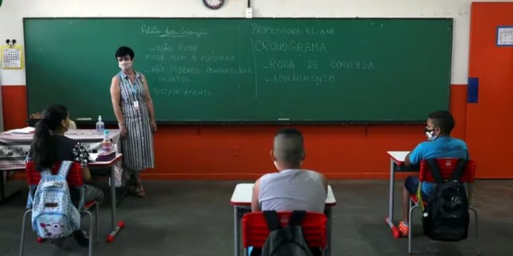 Una clase en una escuela de Sao Paulo en 2020. Los datos mostraron el daño educativo para los jóvenes desencadenado por la pandemia (REUTERS/Amanda Perobelli)