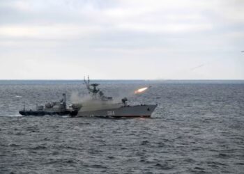 Foto de archivo del lanzamiento de misiles de crucero Kalibr en unas maniobras rusas. EFE/EPA/ALEXEI DRUZHININ / SPUTNIK / KREMLIN POOL MANDATORY CREDIT