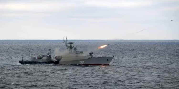 Foto de archivo del lanzamiento de misiles de crucero Kalibr en unas maniobras rusas. EFE/EPA/ALEXEI DRUZHININ / SPUTNIK / KREMLIN POOL MANDATORY CREDIT