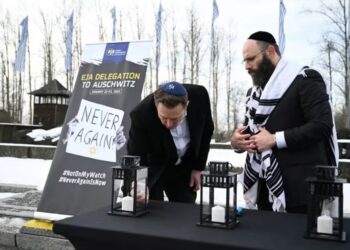Elon Musk participa en una visita privada a Auschwitz-Birkenau con el presidente de la Asociación Judía Europea (EJA), el rabino Menachem Margolin, en Oswiecim, Polonia (Yoav Dudkevitch/REUTERS)
