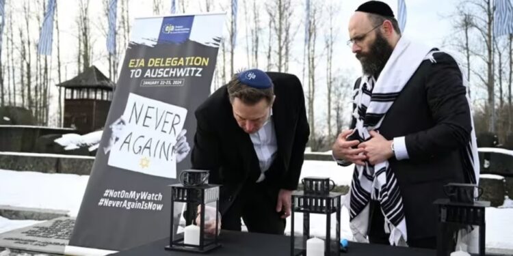 Elon Musk participa en una visita privada a Auschwitz-Birkenau con el presidente de la Asociación Judía Europea (EJA), el rabino Menachem Margolin, en Oswiecim, Polonia (Yoav Dudkevitch/REUTERS)