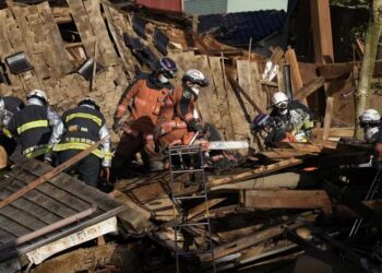 Terremoto en Japón: el balance de muertos se eleva a 100 y continúa la búsqueda de los desaparecidos entre los escombros. (EFE/FRANCK ROBICHON)