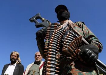 Un policía hutí participa en una protesta contra los recientes ataques liderados por Estados Unidos contra objetivos hutíes, cerca de Sanaa, Yemen 14 de enero 2024. REUTERS/Khaled Abdullah/Archivo