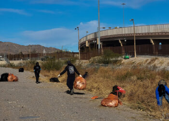 MEX5896. CIUDAD JUÁREZ (MÉXICO), 13/01/2024.- Integrantes del colectivo 'Sierra de Juárez' participan hoy en una jornada de limpieza a orillas del río Bravo, en Ciudad Juárez, Chihuahua (México). Colectivos locales iniciaron una jornada de recolección de toneladas de basura dejada por más de 100.000 personas en movilidad que han cruzado el río Bravo a lo largo del último año entre Juárez, en la frontera norte de México y El Paso, en Estados Unidos. EFE/Luis Torres