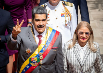 AME082. CARACAS (VENEZUELA), 15/01/2024.- El presidente venezolano, Nicolás Maduro, junto a su esposa, Cilia Flores, llega hoy al Palacio Federal Legislativo para presentar su rendición de cuentas ante la Asamblea Nacional (AN, Parlamento), de contundente mayoría oficialista, en Caracas (Venezuela). Maduro ofreció este lunes su mensaje anual ante el Parlamento, controlado por el oficialismo, donde rindió cuentas de su gestión durante 2023 y los planes para 2024, cuando el país celebrará elecciones presidenciales. Entre otros temas, el mandatario venezolano se refirió a la conmemoración del Día del Maestro en el país y las sanciones de Estados Unidos. EFE/ Rayner Peña R.