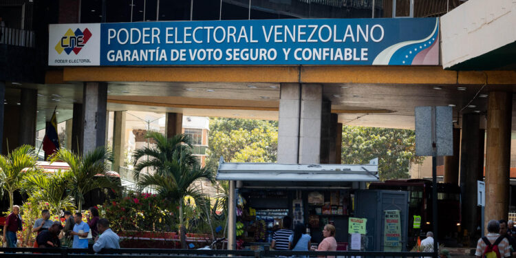 AME3764. CARACAS (VENEZUELA), 31/01/2024.- Fotografía de la sede del Consejo Nacional Electoral (CNE), el 29 de enero de 2024, en Caracas (Venezuela). La incertidumbre sobre cuándo serán las presidenciales en Venezuela comenzará a disiparse en los próximos días, cuando el chavismo pondrá en marcha un proceso -que puede durar horas o semanas- en respuesta al reclamo de opositores que piden que se defina el día en cuestión, para apuntar hacia esa fecha toda la maquinaria política y electoral. EFE/ Rayner Peña R.