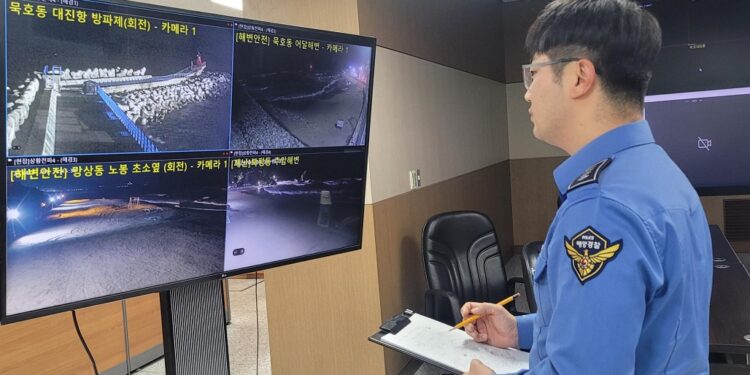 Gangneung (Korea, Republic Of), 01/01/2024.- A South Korean Coast Guard officer monitors closed-circuit television feeds showing beaches and coastal areas, inside the regional headquarters in Donghae, after minor tsunamis caused by a major earthquake off Japan's west coast hit South Korea's east coast, Gangwon Province, South Korea, 01 January 2024. A 7.6 magnitude quake that struck Japan's Ishikawa and nearby prefectures caused minor tsunamis in waters off South Korea's east coast province of Gangwon, the Korea Meteorological Administration (KMA) said. (Terremoto/sismo, Japón, Corea del Sur) EFE/EPA/YONHAP SOUTH KOREA OUT
