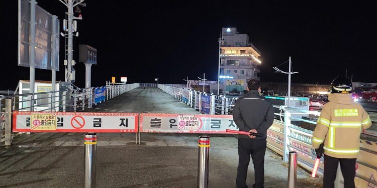 Gangneung (Korea, Republic Of), 01/01/2024.- Firefighters patrol Gangneung Port in light of minor tsunamis caused by a major earthquake off Japan's west coast, in Gangneung, Gangwon Province, South Korea, 01 January 2024. A 7.6 magnitude quake that struck Japan's Ishikawa and nearby prefectures caused minor tsunamis in waters off South Korea's east coast province of Gangwon, the Korea Meteorological Administration (KMA) said. (Terremoto/sismo, Japón, Corea del Sur) EFE/EPA/YONHAP SOUTH KOREA OUT