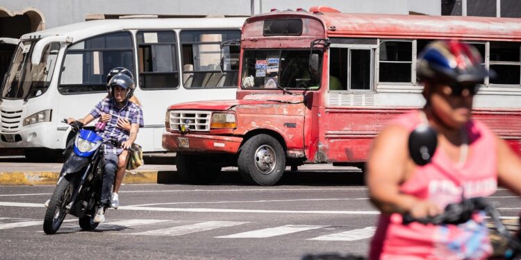 CARACAS (VENEZUELA), 09/01/2024.- Fotografía de un autobús de servicio público el 4 de enero de 2024, en Caracas (Venezuela). La ambición de Venezuela de desarrollar el sistema multimodal para el transporte de pasajeros y mercancías tiene por delante, según expertos, numerosos escollos que se deben vencer para hacer realidad el proyecto, empezando por la recuperación de la infraestructura, cuyo deterioro representa una de las principales limitaciones para avanzar hacia el objetivo. EFE/ Rayner Peña R.