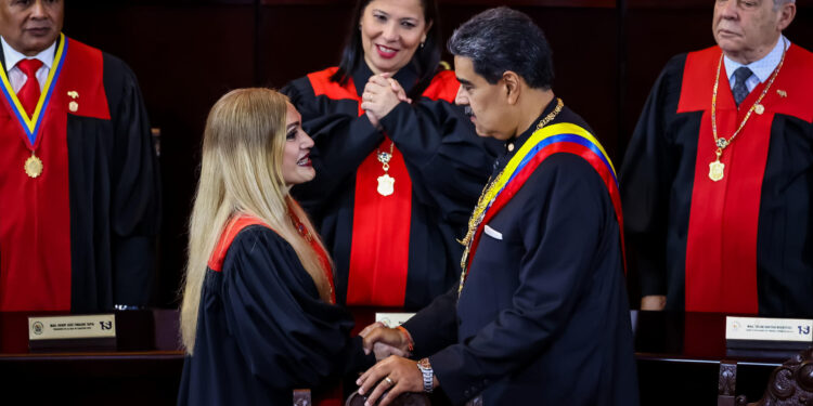 AME3811. CARACAS (VENEZUELA), 31/01/2024.- El presidente de Venezuela, Nicolas Maduro saluda a la presidenta del tribunal supremo de justicia Caryslia Rodriguez hoy, al inicio del año judicial en la sede del Tribunal Supremo de Justicia, en Caracas (Venezuela). La Justicia de Venezuela incrementó en un 8,6 % el número de sentencias emitidas el año pasado respecto a 2022, según cifras del Tribunal Supremo de Justicia (TSJ), que presentó este miércoles su balance anual durante el acto de instalación de un nuevo año judicial. EFE/ Miguel Gutiérrez