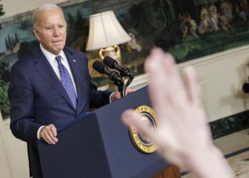 Washington, Dc (United States).- US President Joe Biden speaks after the release of the special counsel report about the classified documents found at Bidens private home, in the Diplomatic Room at the White House, in Washington, DC, USA, 08 February 2024. D.C. Special Counsel Robert Hur released his report in which he criticized the Presidents actions but declined to bring charges. EFE/EPA/SAMUEL CORUM / POOL
