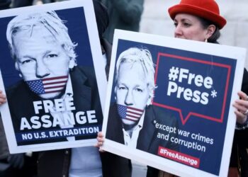 La gente se manifiesta en apoyo de Julian Assange, el martes 20 de febrero de 2024 en París. Los abogados de Julian Assange abrieron el martes en Londres un último recurso legal en el Reino Unido para impedir que el fundador de WikiLeaks sea enviado a Estados Unidos para enfrentar cargos de espionaje, argumentando que las autoridades estadounidenses buscan castigarlo por exponer graves actos criminales cometidos por el Estado estadounidense | Foto: AP