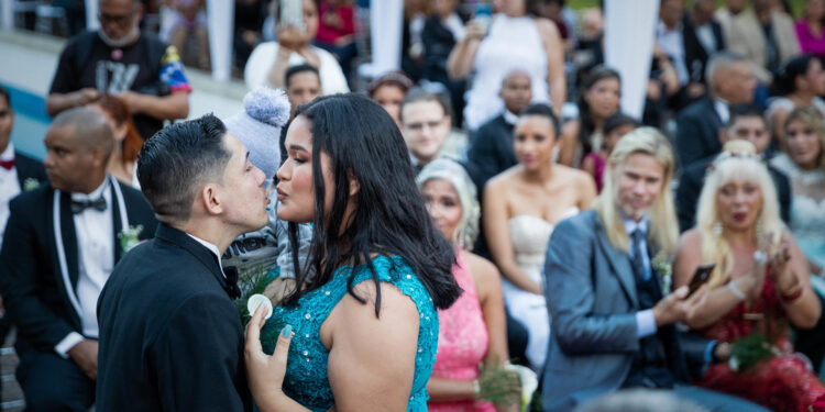 AME9224. CARACAS (VENEZUELA), 14/02/2024.- Una pareja de novios celebra una boda colectiva este miércoles, en Caracas (Venezuela). Este miércoles, en Venezuela, 21 parejas unieron sus vidas en matrimonio durante la tercera boda colectiva organizada por la Alcaldía de Chacao en Caracas, con motivo del Día de San Valentín. EFE/ Rayner Peña R