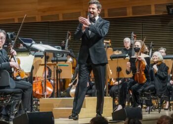 Bradley Cooper saluda a los músicos de la Filarmónica de Nueva York antes del concierto en el Lincoln Center.