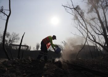 Bomberos y voluntarios tratan de extinguir los focos de un incendio en la zona de Patagual, en Viña del Mar (Chile). EFE/ Ailen Díaz