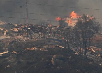 Una casa arde en medio de la propagación de los incendios forestales. (REUTERS/Rodrigo Garrido)REUTERS