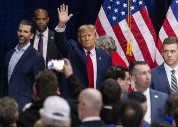 Des Moines (United States), 16/01/2024.- Former President Donald Trump (C) departs after speaking at the Iowa Events Center after winning the first-in-the-nation Iowa caucus in Des Moines, Iowa, USA, 15 January 2024. Trump won the state handily, defeating former South Carolina Governor Nikki Haley and Florida Governor Ron DeSantis. The Republican presidential race now moves to New Hampshire for that state's Republican primary on 23 January. (Elecciones) EFE/EPA/JIM LO SCALZO