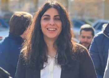 El régimen de Irán condenó a la activista Sepideh Rashno a tres años de prisión por negarse a usar el velo islámico.