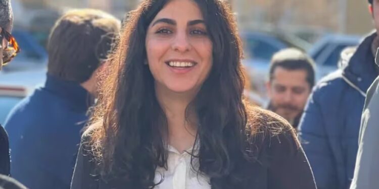El régimen de Irán condenó a la activista Sepideh Rashno a tres años de prisión por negarse a usar el velo islámico.