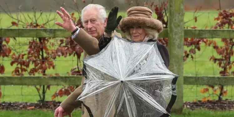 El rey Carlos de Inglaterra y la reina Camilla caminan después de asistir a un servicio religioso en la iglesia de Santa María Magdalena en la finca de Sandringham, en el este de Inglaterra (REUTERS/Chris Radburn)