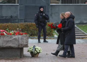 La embajadora de Estados Unidos en Rusia, Lynne Tracy, deposita flores en el monumento conmemorativo de la Piedra Solovetsky (REUTERSEvgenia Novozhenina)