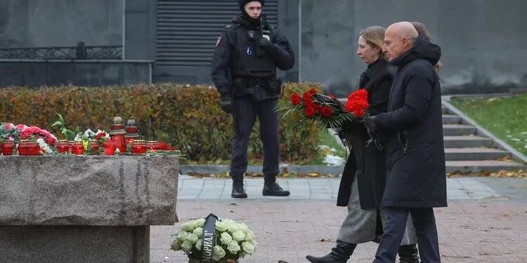 La embajadora de Estados Unidos en Rusia, Lynne Tracy, deposita flores en el monumento conmemorativo de la Piedra Solovetsky (REUTERSEvgenia Novozhenina)