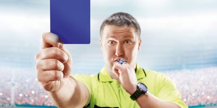 La propuesta ha generado división al considerar que la tarjeta azul solamente generaría confusiones en el fútbol. Foto 123RF.