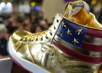 Las zapatillas doradas de Trump colocadas en el podio el sábado (17.02.2024) después de que el candidato presidencial republicano hablara en Sneaker Con Philadelphia, un evento de coleccionistas de zapatillas, y anunciara su nuevo negocio.