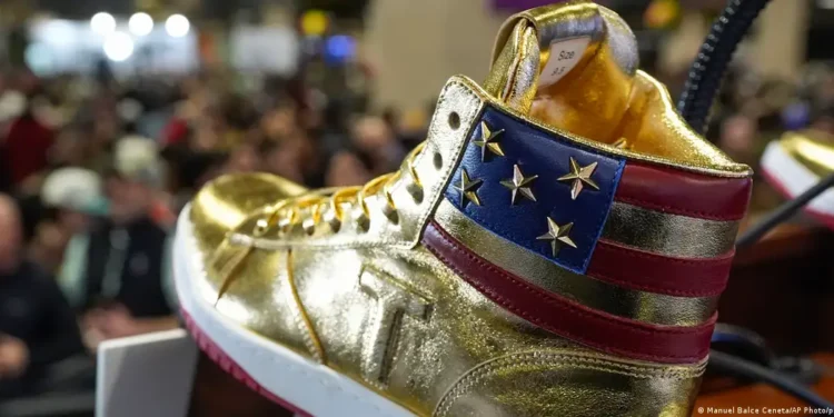 Las zapatillas doradas de Trump colocadas en el podio el sábado (17.02.2024) después de que el candidato presidencial republicano hablara en Sneaker Con Philadelphia, un evento de coleccionistas de zapatillas, y anunciara su nuevo negocio.
